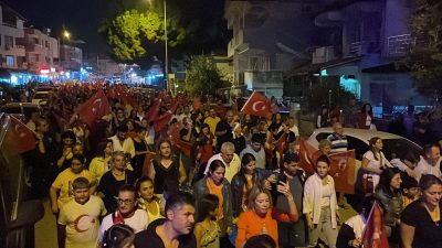 Hatay’ın Arsuz ilçesinde, Cumhuriyet’in 100. yılı dolayısıyla fener alayı gerçekleştirildi.