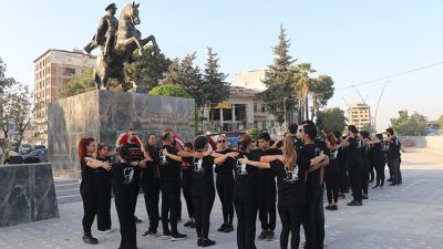 Hatay’da Köprübaşı alanında bulunan Cumhuriyet Alanı’nda yer alan Atatürk Anıtı