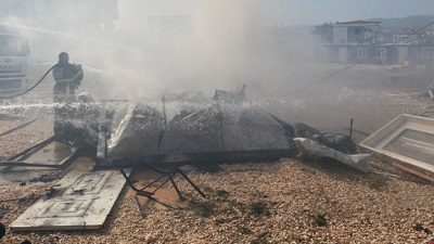 Hatay’ın Defne ilçesinde 2 konteynerde çıkan yangın itfaiye ekipleri tarafından