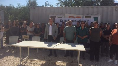 Depremde büyük bir yıkıma uğrayan ve mahalle sakinlerinin çadır ve