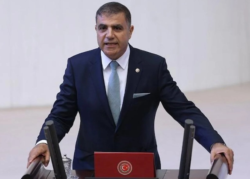 Hatay milletvekili Mehmet Güzelmansur, iktidarın deprem bölgesinde öğrencilere kırtasiye desteği