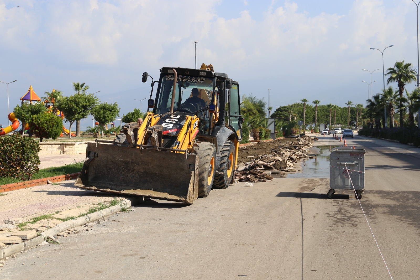 İskenderun sahilindeki kaldırımlar yenileniyor