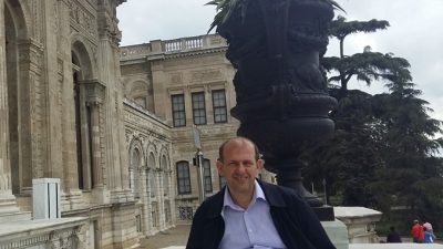 "İNSANLARIN BARINACAĞI YER,İÇECEĞİ SU,YİYECEĞİ YEMEK YOK.,KONSER NİYE?"