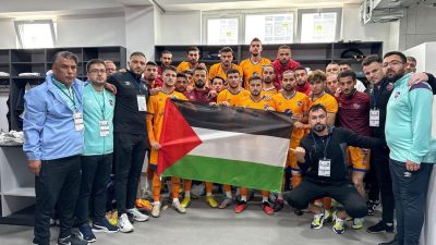 İskenderunspor futbolcuları, dün Ankara’da oynadıkları Etimesgut Belediyespor maçı öncesi soyunma