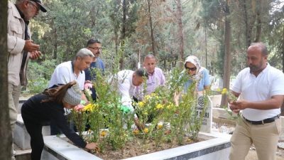 Hatay’da muhtarlar, asrın felaketinde hayatını kaybeden arkadaşlarını Muhtarlar Günü’nde mezarı