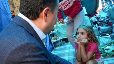 Deva Partisi lideri Ali Babacan, çadırda yaşayan 5 yaşındaki Meryem'i