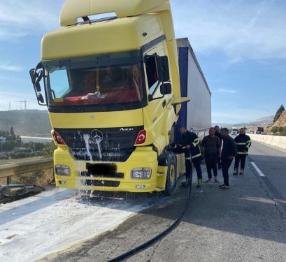 Hatay’da tır cadde ortasında alev aldı