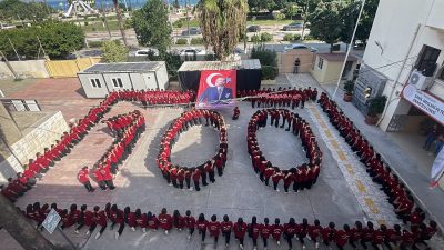   Hatay’ın İskenderun ilçesinde öğrenciler, “100. yıl” okul bahçesinde bir