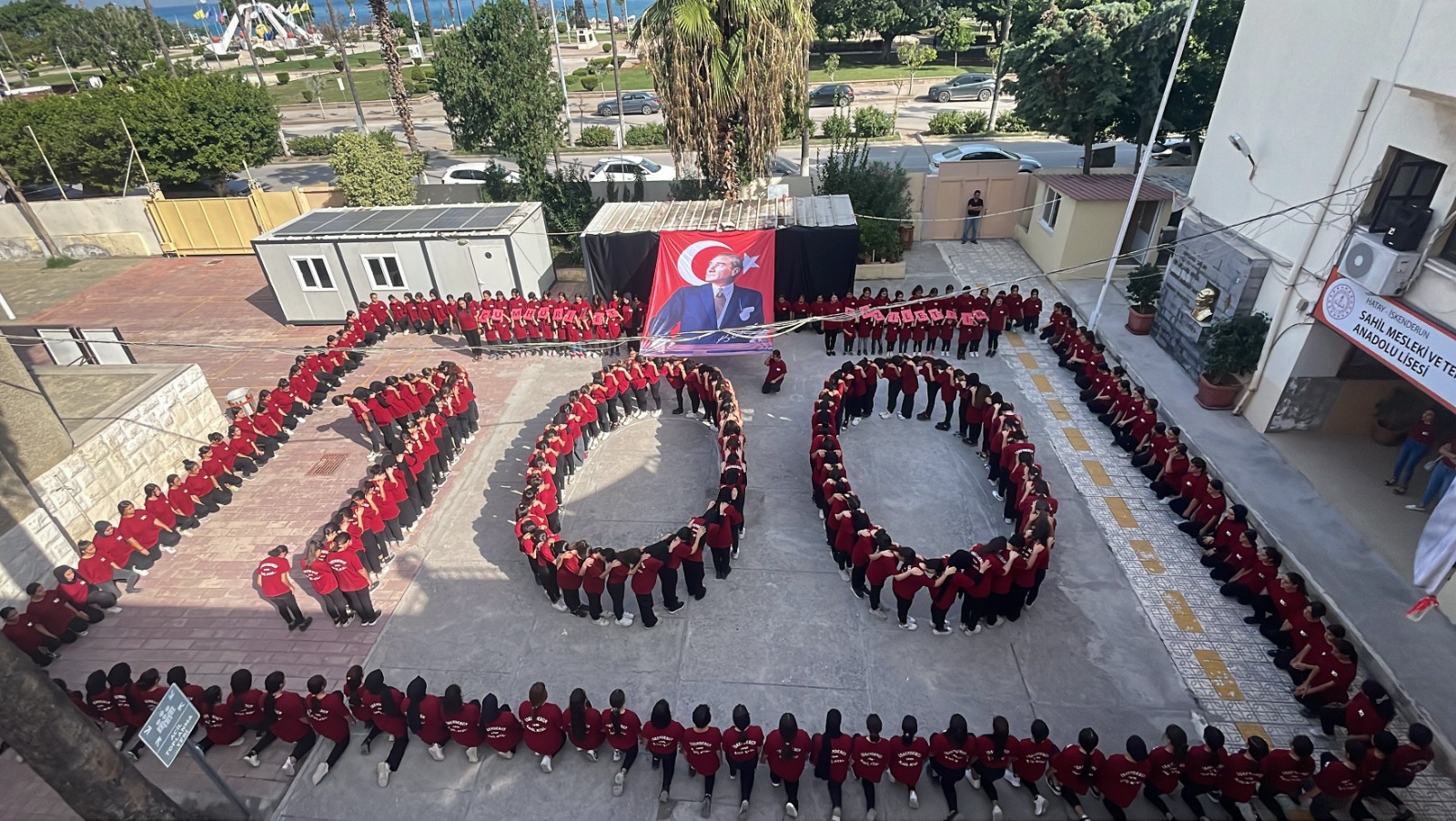 Hatay’da öğrencilerden “100. yıl” koreografisi