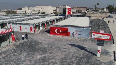 Kahramanmaraş merkezli depremlerden etkilenen Hatay‘da, esnaf için yaptırılan 404 prefabrik iş