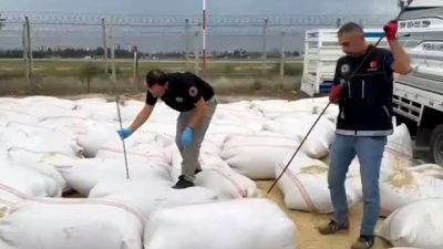 Adana’da kamyonetteki saman çuvallarında 66 kilo 684 gram esrar ele