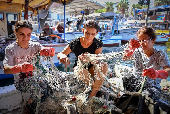 Mersin’in balıkçı kadınları denize açıldı