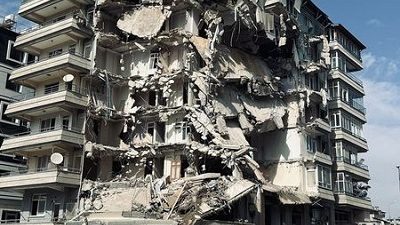 Defne İlçesine bağlı Akdeniz Mahallesi’nde Duran apartmanın başına gelenler hayret