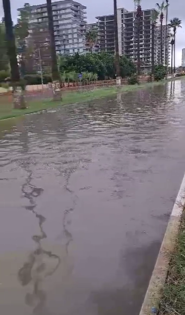 İskenderun’da etkili olan sağanak yağış sonrası caddeler göle döndü. Meteoroloji
