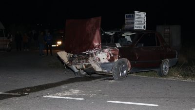 Burdur’un Gölhisar ilçesinde iki otomobilin çarpıştığı kazada araçtan inen kişi,