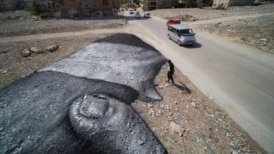 Fransız arazi sanatçısı Saype, yardımlaşmayı simgelemek amacıyla dünyanın farklı noktalarına