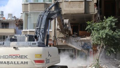 Kahramanmaraş merkezli depremlerden etkilenen Hatay’da, ağır hasarlı 5 binanın kontrollü
