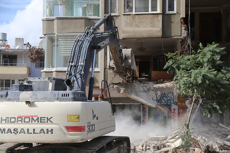 Hatay’da ağır hasarlı 5 bina kontrollü yıkıldı