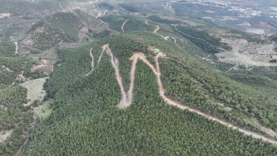 Hatay Büyükşehir Belediyesi yol yapım çalışmalarına devam ediyor. HBB ekipleri,
