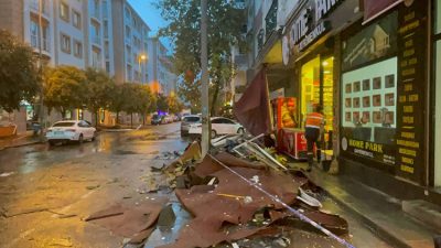 İstanbul genelinde etkili olan sağanak ve şiddetli rüzgar hayatı olumsuz