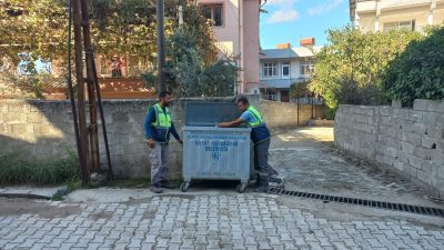 Hatay Büyükşehir Belediyesi Defne ilçesinde çöp konteyner yenileme çalışması yaptı.