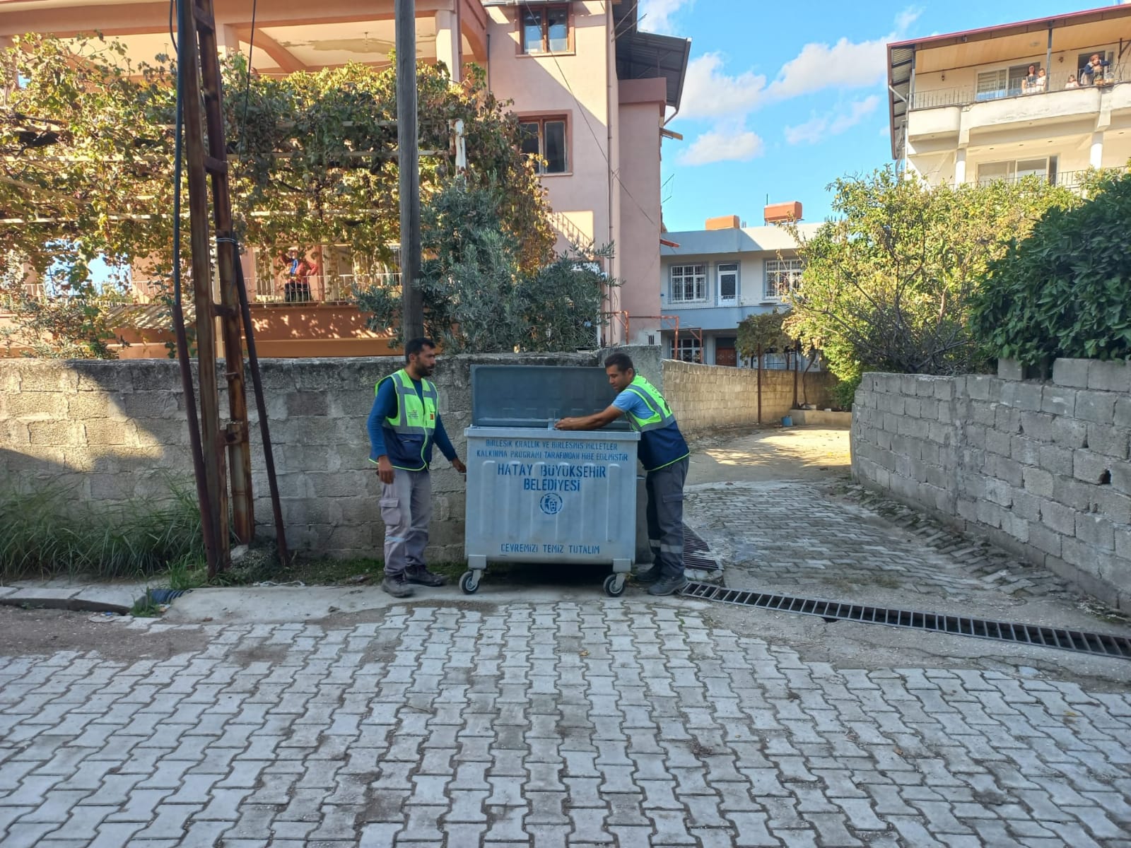 Defne’de çöp konteynerleri yenilendi