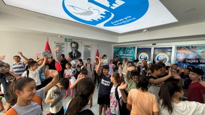 ÜCRETSİZ YÜZME KURSLARI.. Antakya Belediyesine ait yüzme havuzunda çocuklar ile