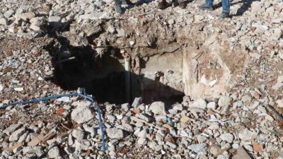 Hatay'ın Antakya ilçesinde depremin ağır hasar bıraktığı Kurtuluş Caddesi'ndeki enkaz