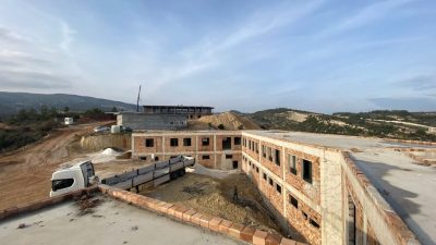 Yayladağı Belediye Başkanı Mehmet Yalçın, Yoncakaya Mahallesi'nde bulunan dev AKO