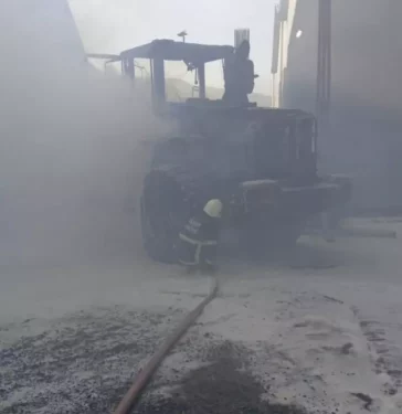 Hatay’da bir fabrikada iş makinesi alev aldı