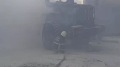 Hatay’ın Arsuz ilçesinde fabrikada bulunan iş makinesinde yangın çıktı. Arsuz