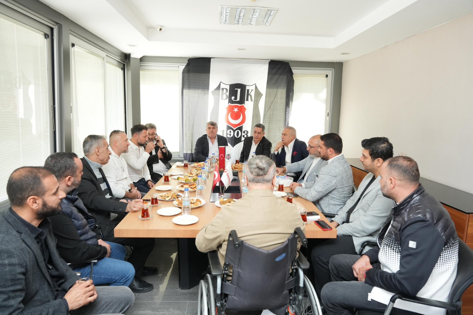 BJK Başkan adayı Serdal Adalı, depremzedelerle buluştu