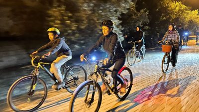 Hatay‘ın Erzin ilçesinde bisikletliler, Türkiye Cumhuriyeti’nin kurucusu Büyük Önder Mustafa