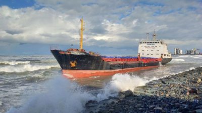 Hopa sahilindeki gemi, dalgaların etkisini tamamen yitirmesiyle çekilecek.
