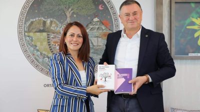 Hatay’ın değerli yazarlarından Derya Arslan kitaplarının gelirlerini depremzede kız çocuklarına