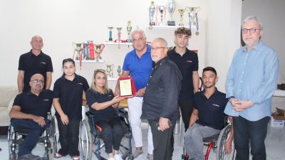 İskenderun Belediye başkanı Fatih Tosyalı, engelliler basketbol takımına destekleri dolayısıyla