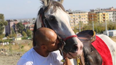 Hatay'da depremde 25 yakınını kaybeden Emrah Aydın tek başına kaldığı