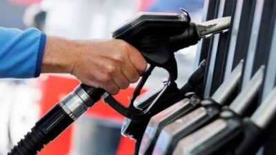 Akaryakıt yeni haftaya indirimle başladı. Petrol fiyatlarının 8 dolar gerilemesinin