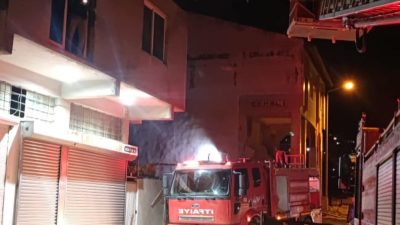 Hatay'ın Antakya ilçesinde Dumandan zehirlenen 2 kişi mahsur kaldıkları yerden