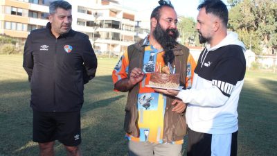 İskenderunspor’da futbolcular gibi kulübün basın sorumlusuna da doğum günü kutlaması