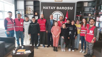 Kızılay Defne Şube Başkanı Murat Duman ve Kızılay personeli Dilara