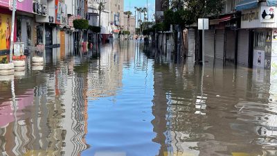 Hatay’ın İskenderun ilçesinde deniz taşması sonucu oluşan olumsuz tablo nedeniyle