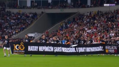 Sarı-kırmızılı oyuncular “Hatay hepimizin şahsi meselesidir. 6 Şubat’ı unutmayacağız” yazılı