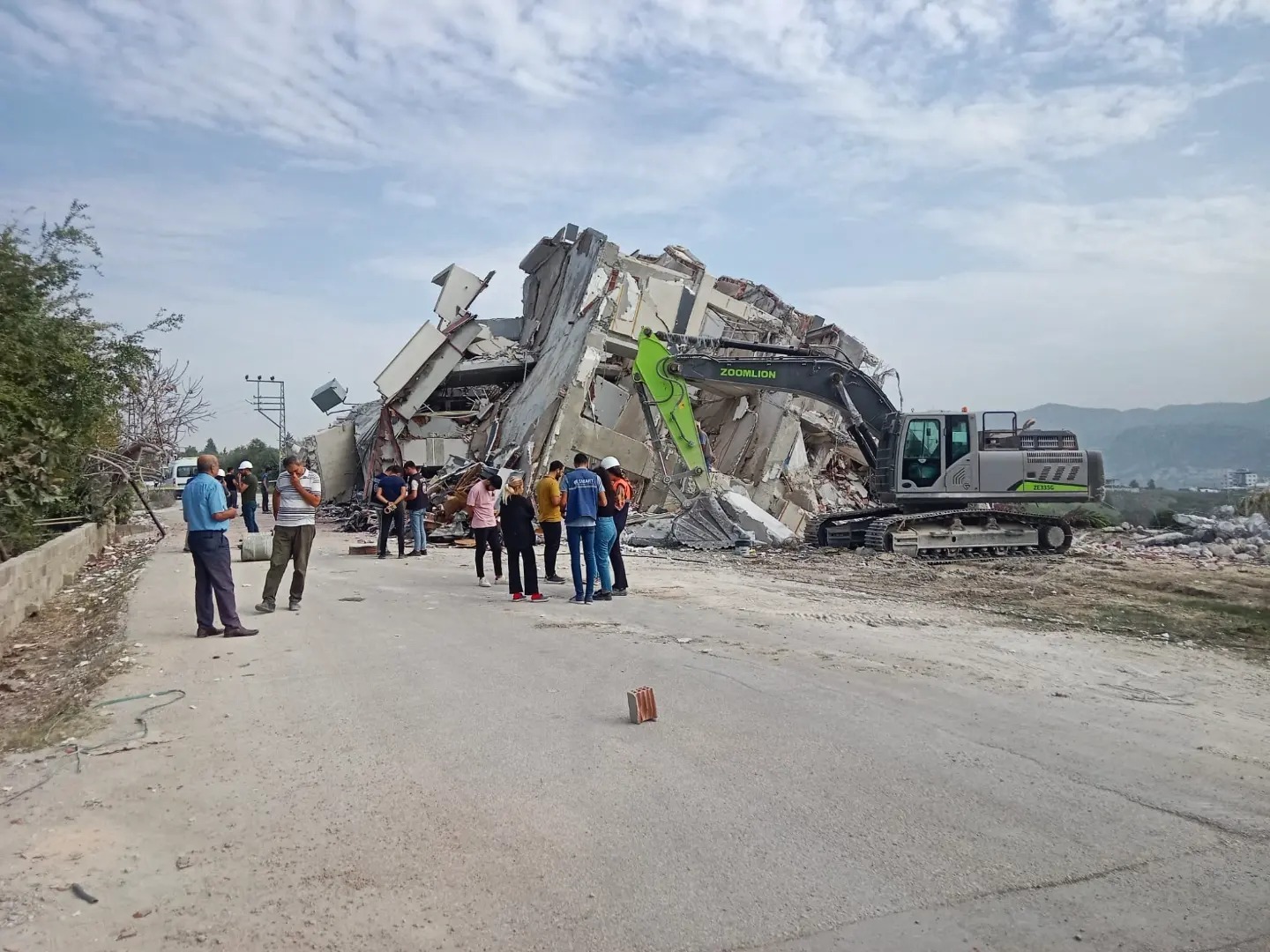 İş makinesi yine enkaz altında kaldı!