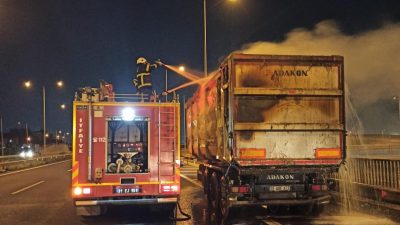 İskenderun-Adana otoyolunun Payas kesiminde seyir halindeki bir araç bir anda