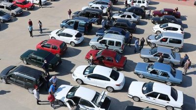 Türkiye’de sıfır ve ikinci el araç fiyatlarında önemli düşüşler yaşanırken,
