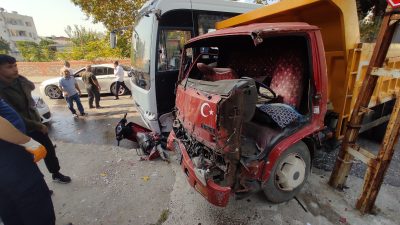 Hatay‘ın Erzin ilçesinde, öğrenci servisiyle çarpışan kamyonun sürücüsü yaralandı. Mehmet