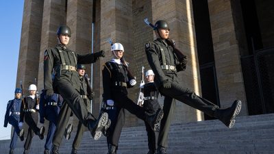 Türkiye Cumhuriyeti’nin kurucusu Mustafa Kemal Atatürk’e duyulan saygının en özel