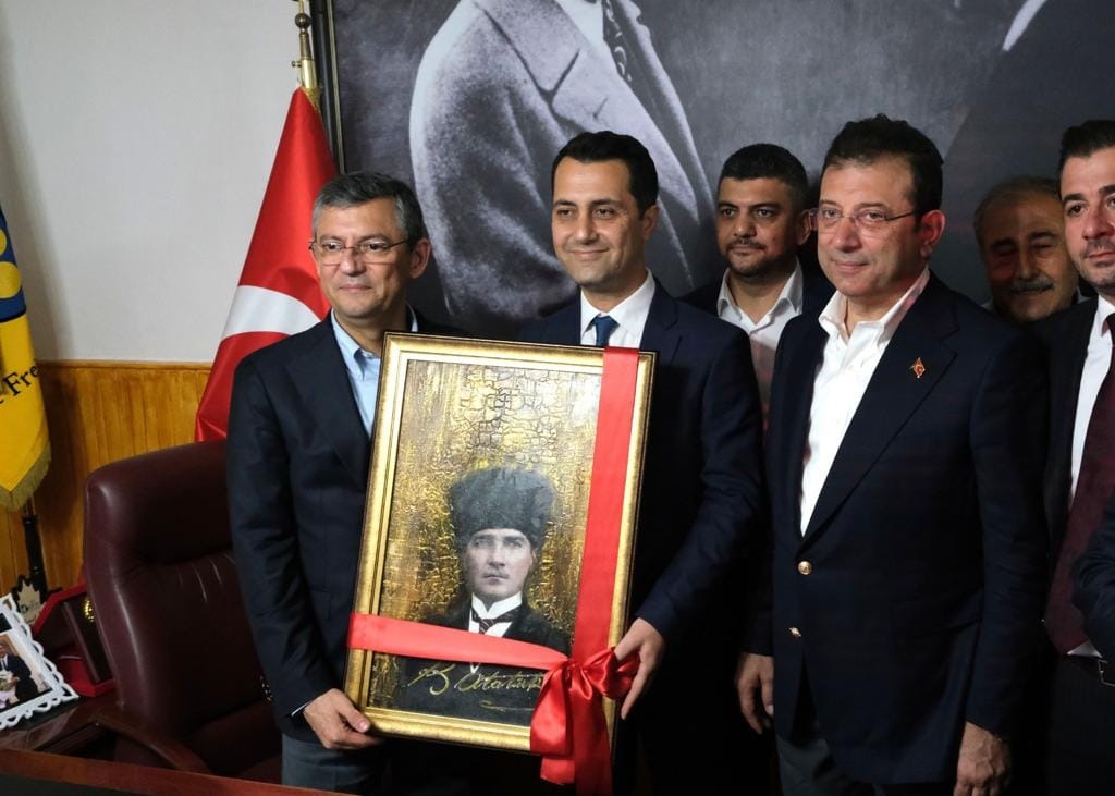 Elmansoğlu’ndan Atatürk posteri hediyesi