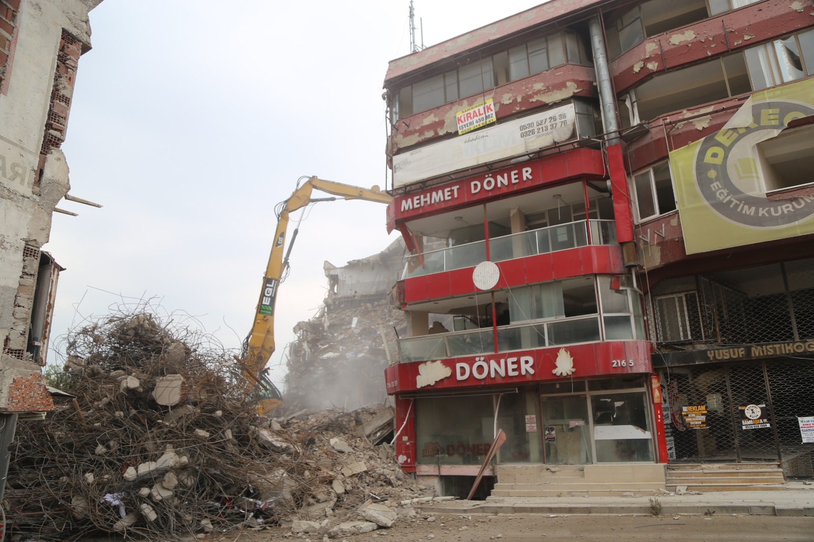 Hatay’da 2 iş hanı kontrollü yıkıldı